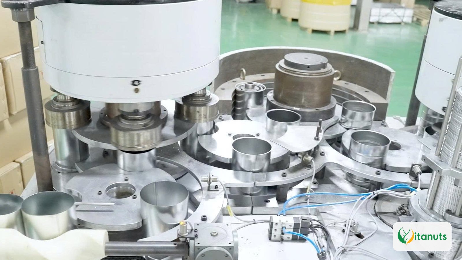 Khu sản xuất lon tại nhà máy Vitanuts