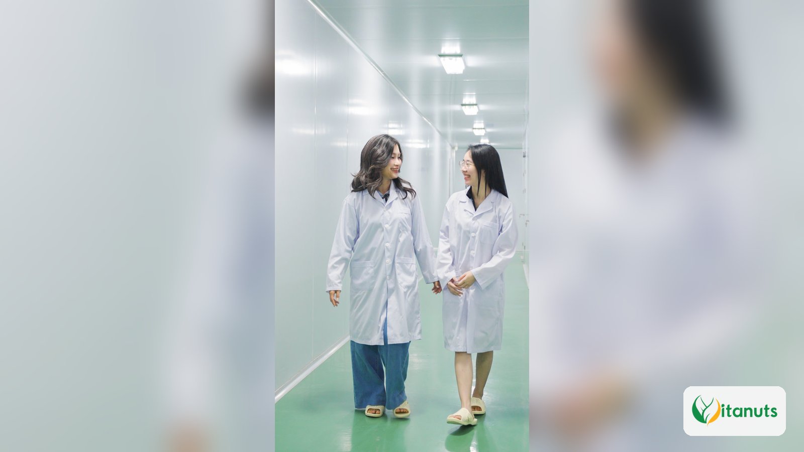 Nhân sự Vitanuts trong hành lang phòng sạch của nhà máy