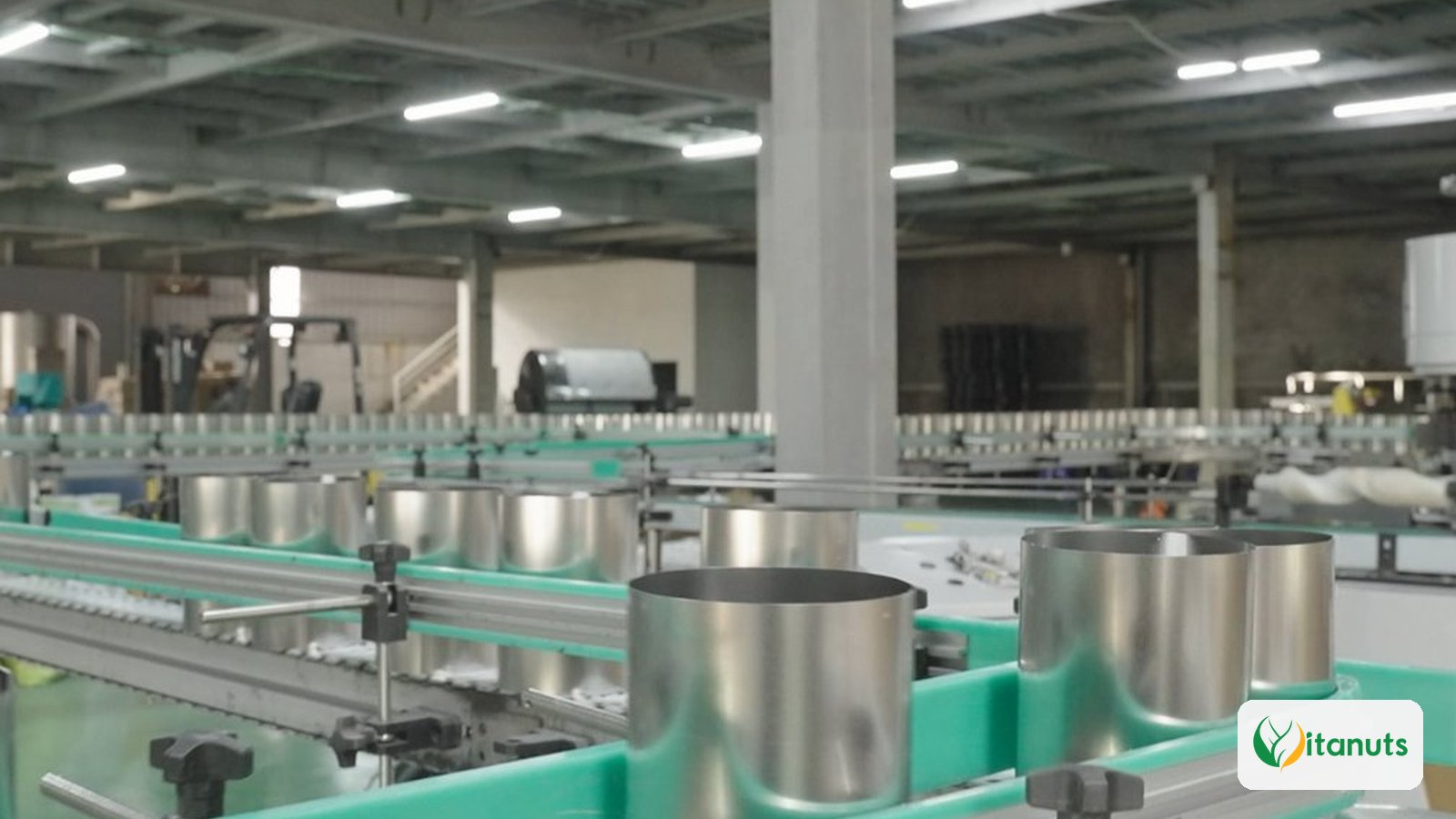 Lon rỗng chưa in nhãn trên dây chuyền sản xuất lon tại nhà máy Vitanuts