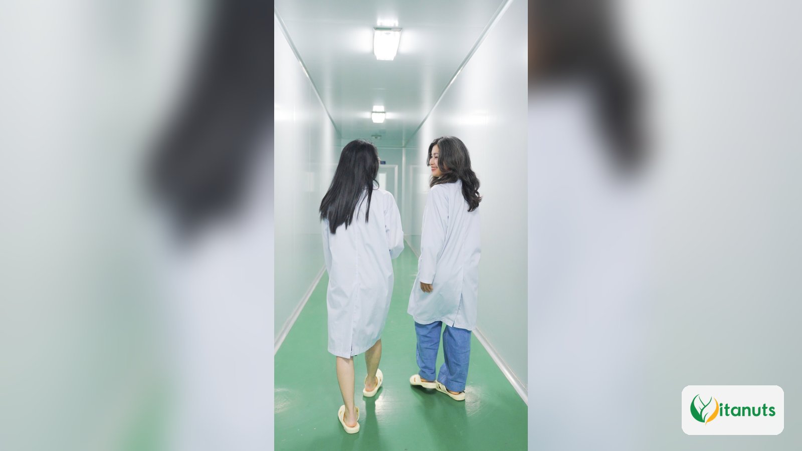 Nhân sự Vitanuts di chuyển trong hành lang phòng sạch của nhà máy